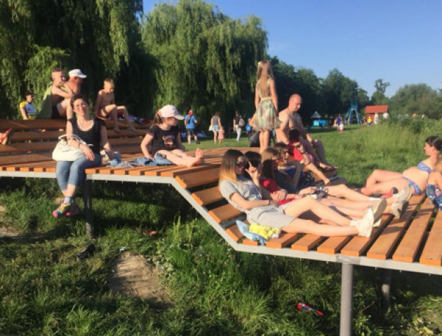 У луцькому парку на пляжі встановили величезний лежак. ФОТО