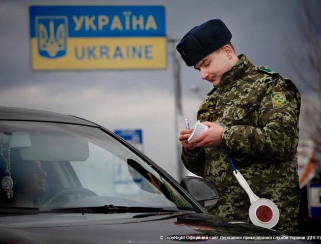Волинські митники у співпраці з поліцією викрили автомобільного афериста