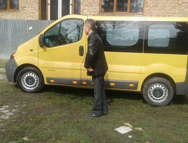 У Луцьку муніципали припинили спробу помити авто на газоні. ФОТО