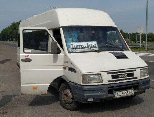 «Червона зона»: поліція зупиняє автобуси, які їдуть до Луцька