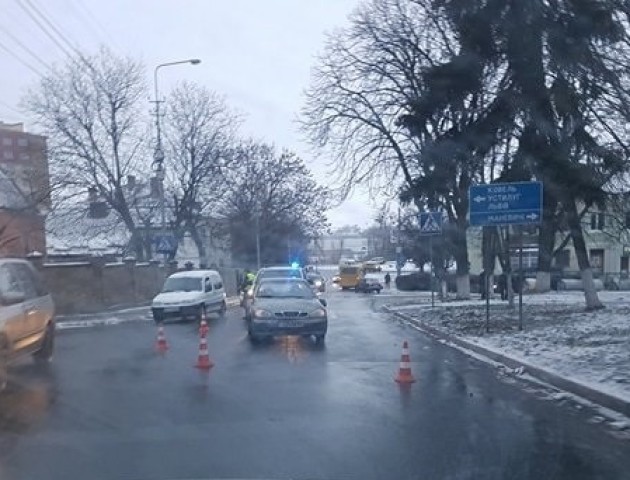 У центрі Луцька автомобіль збив людину
