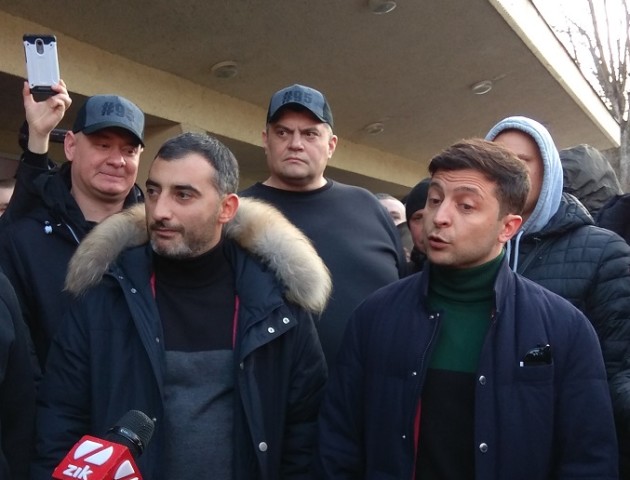 До Зеленського у Львові вийшли з плакатами «Україна – не повія. Нам не смішно». ФОТО. ВІДЕО