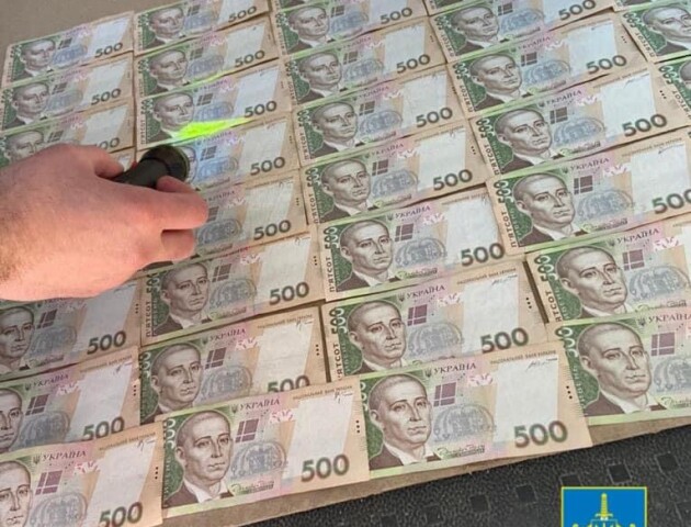 На Волині адвокат брав хабар за сприяння в перевезенні чоловіків за кордон