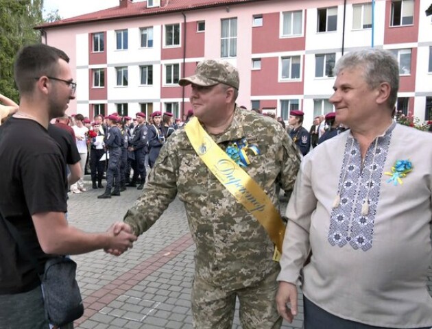У Луцькому ліцеї зустріли директора-військовослужбовця, який приїхав на шкільне свято