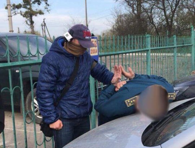 Митника з «Устилуга» впіймали на хабарі за безперешкодне ввезення автівок на «бляхах». ФОТО
