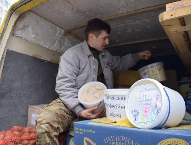 Волинські волонтери повезли для бійцям АТО майже 100 відер вареників