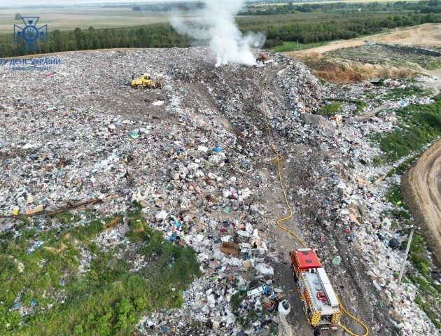 У Луцькому районі загорілось сміттєзвалище. ФОТО