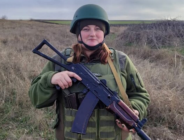 На бойові  бере до серця малюнки племінниць. Історія військовослужбовиці