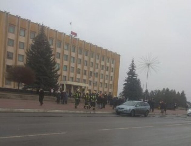 У Нововолинську до міськради викликали поліцію і рятувальників