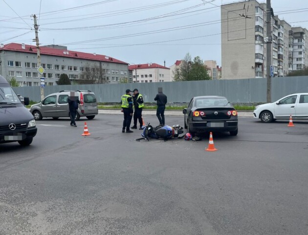 У Луцьку зіткнулись авто і мотоцикл: водія двоколісного госпіталізували. ФОТО