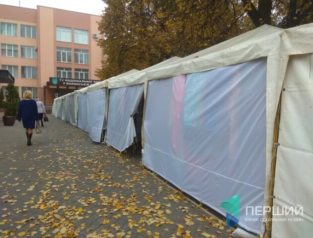 Базар у центрі Луцька. Хто і навіщо поставив? Коли знесуть?
