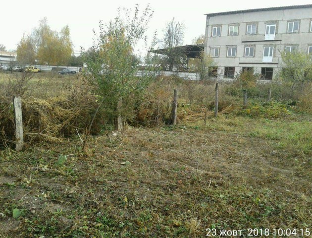 У Луцьку муніципали «знесли» паркани біля багатоповерхівок. ФОТО