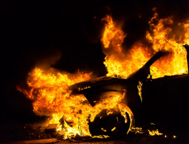 У Луцьку – пожежа біля ЛНТУ. У вогні постраждали 5 автомобілів