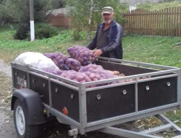Жителі села під Луцьком зібрали для будинку престарілих тонну картоплі. ФОТО