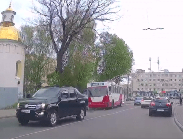 У Луцьку зіткнулися позашляховик і тролейбус