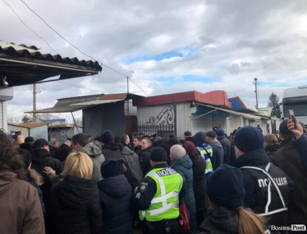 На Старому ринку - сутички. Демонтували ворота