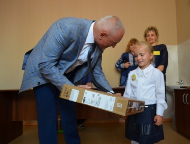 Луцька першокласниця отримала ноутбук від Президента. ФОТО