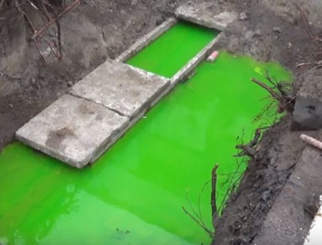 Лучан налякала салатова вода у ямі, де прорвало тепломережу. ВІДЕО