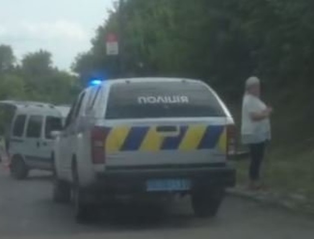 Аварія в Луцьку: авто «викинуло» на узбіччя. ВІДЕО