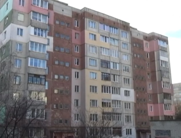 Одяг цвіте, діти і пенсіонери хворіють: у луцькій багатоповерхівці мерзнуть люди. ВІДЕО