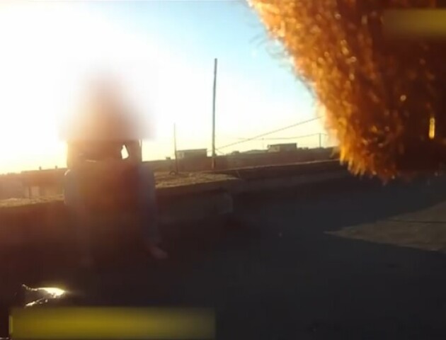 У Луцьку  патрульні вмовили атошника не стрибати з даху. Відео розмови