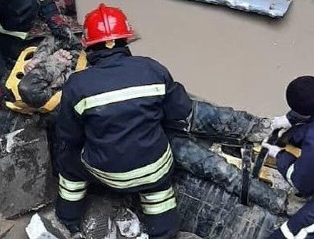 Розповіли про стан чоловіка, який впав у п'ятиметровий котлован у Луцьку