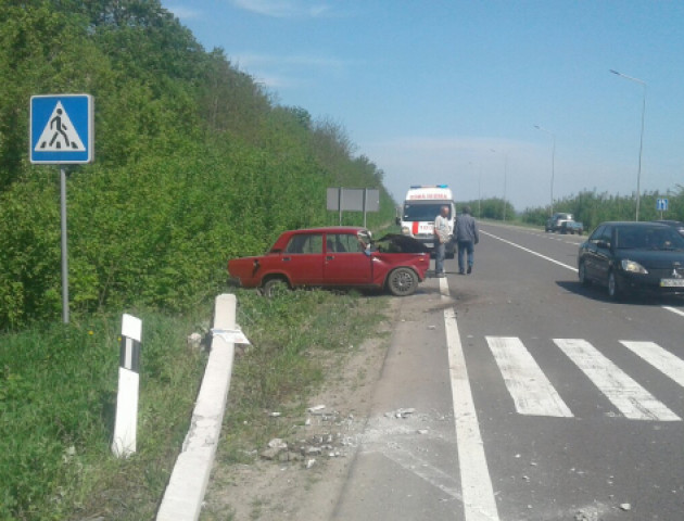 Сім'ю, яка на «Жигулях» врізалася в опору, госпіталізували