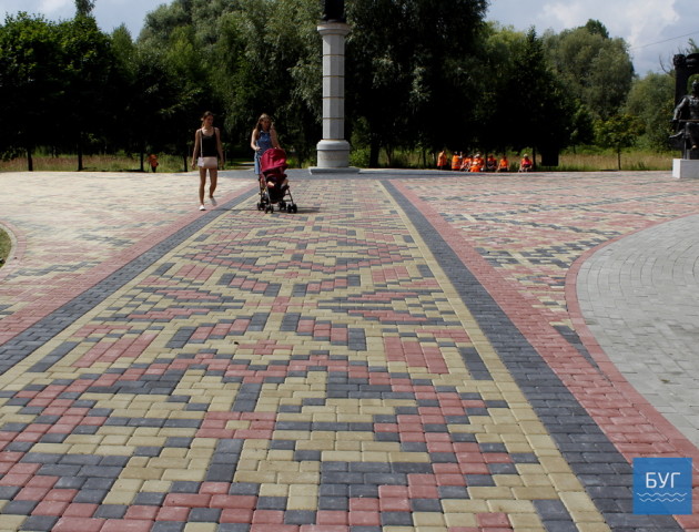 У місті на Волині доріжки в парку виклали бруківкою. ФОТО