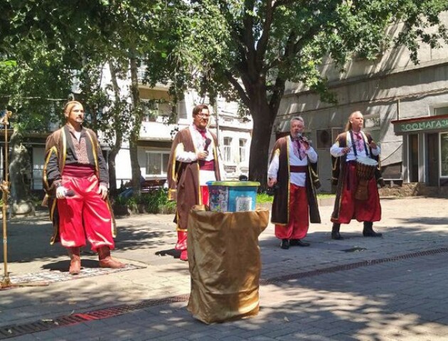 Допомагають ЗСУ: у Луцьку місцеві та переселенці створили музичний гурт
