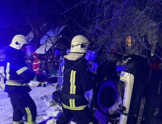 На Волині авто зʼїхало з дороги і перекинулося. ФОТО