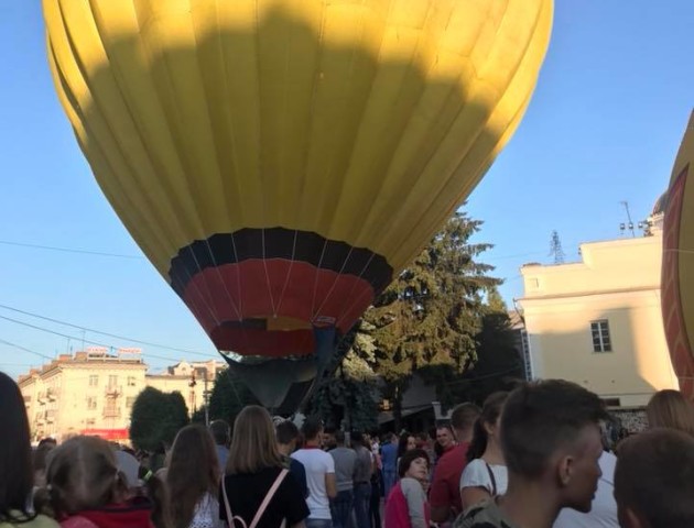 Показали, як над Луцьком запускали повітряні кулі. ВІДЕО