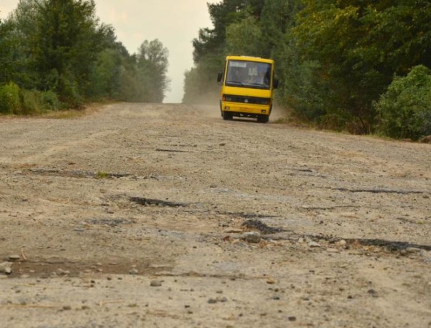 На Волині через жахливу дорогу у село перестали їздити автобуси. Савченко поїде розбиратися