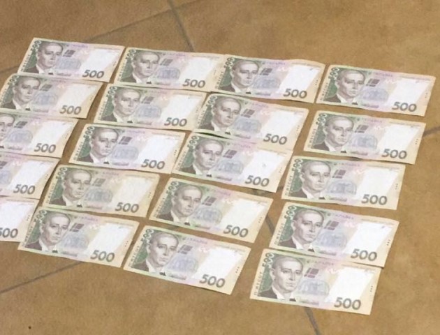 Лучанина зловили, коли той збирався дати хабар працівнику УЗЕ. ФОТО