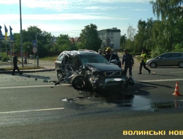 У Луцьку зіткнулися автобус та позашляховик. ФОТО