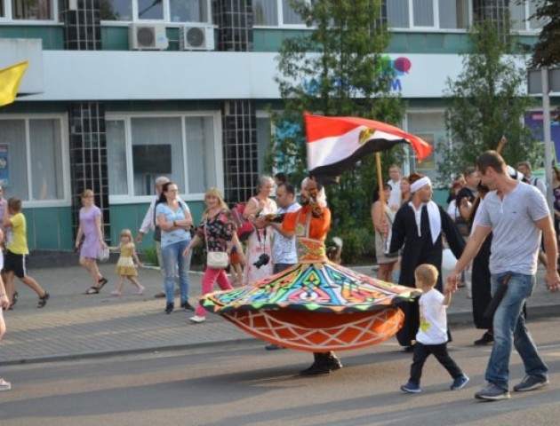 Учасники «Поліського літа з фольклором» пройшлися урочистою ходою вулицями Луцька. ВІДЕО
