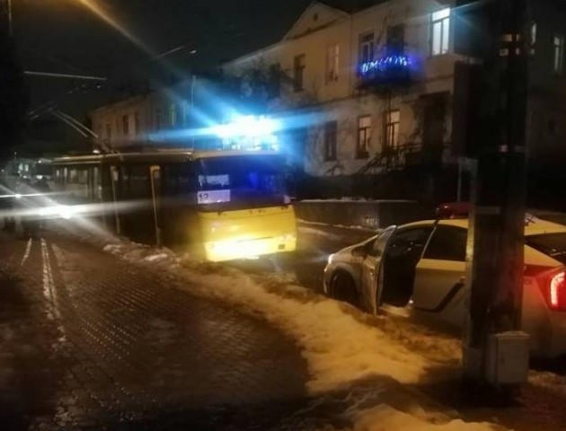 У Луцьку маршрутка затиснула і протягнула дитину. ФОТО, – ЗМІ
