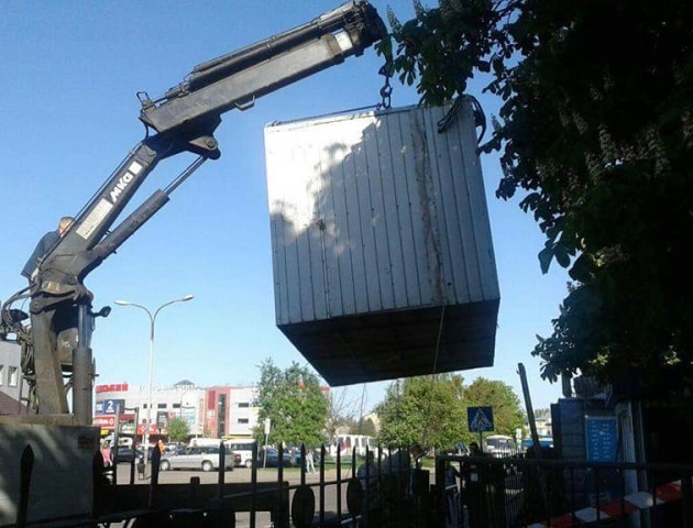 Біля ТЦ «Слон» у Луцьку демонтували самовільно встановлений кіоск