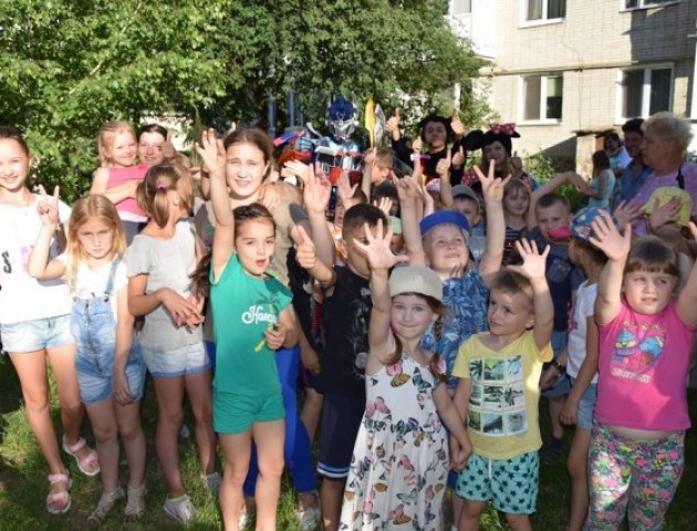 Депутат влаштував дитяче свято у луцькому дворі. ФОТО