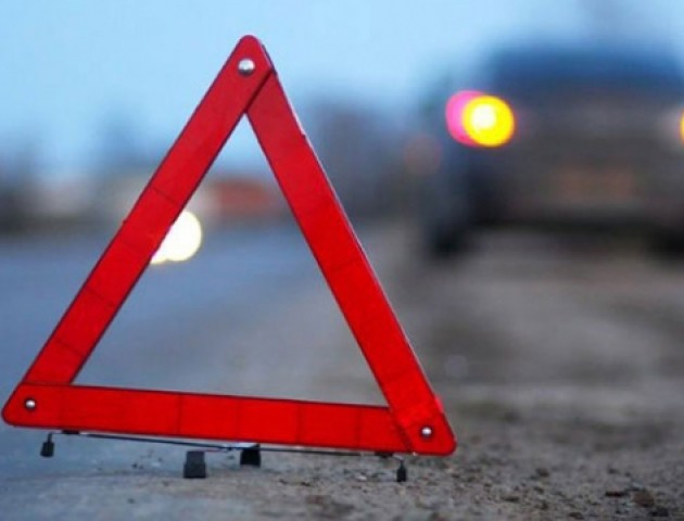 ДТП на Волині: автомобіль з’їхав у кювет і врізався в дерево, постраждала пасажирка