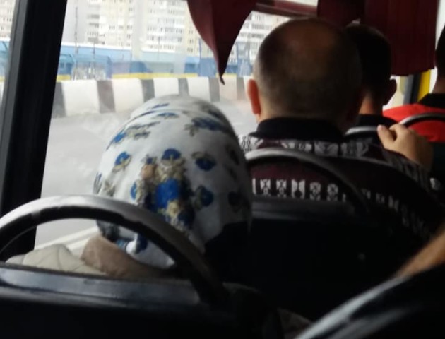 На Волині молода дівчина заплатила за проїзд бабусі. ФОТО