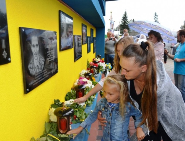 У Любомлі відкрили оновлену стелу «Герої не вмирають»