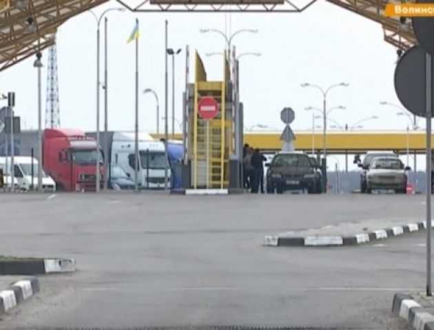 У черзі на «Ягодині» стоять понад 600 вантажівок. ВІДЕО
