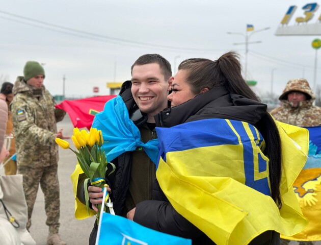 Зустріли звільненого з полону прикордонника