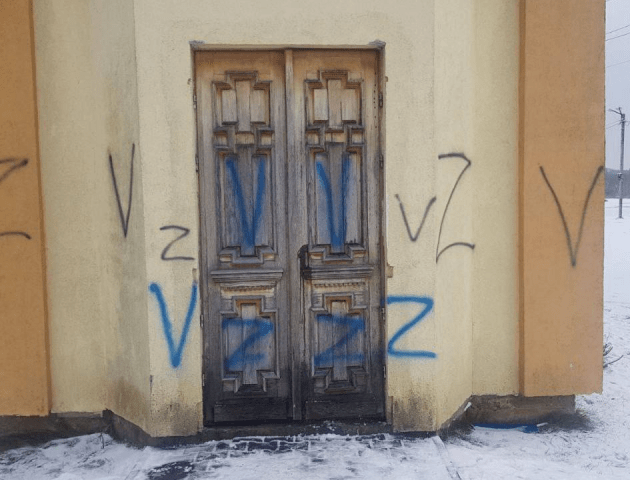У Ківерцях капличку УПЦ МП розмалювали буквами Z і V
