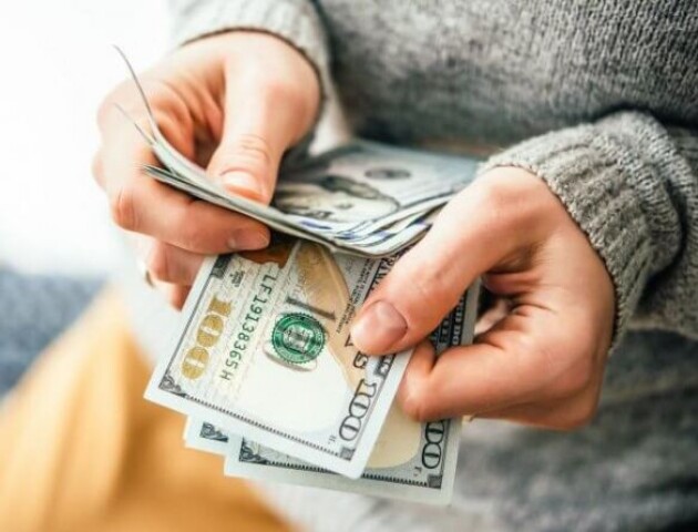 На Волині посадовицю підозрюють у вимаганні хабаря 600 доларів США