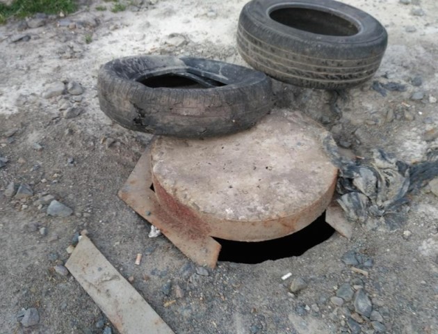 Неякісний люк на одній з вулиць Луцька створює небезпеку
