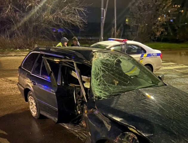 У Луцьку п'яна  водійка в'їхала в дерево: жінку та її чоловіка оштрафували. ФОТО