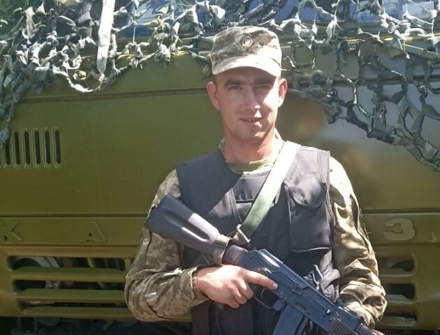 Військовий з Волині у мирний час виготовляв із дерева мініатюрні будівлі