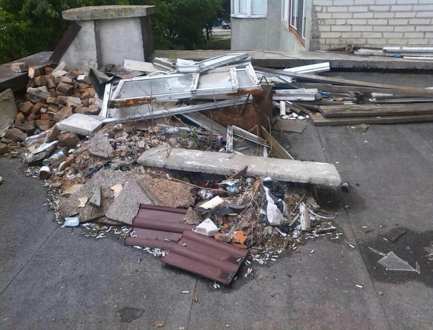 Лучани скидають будівельне сміття на дах магазину