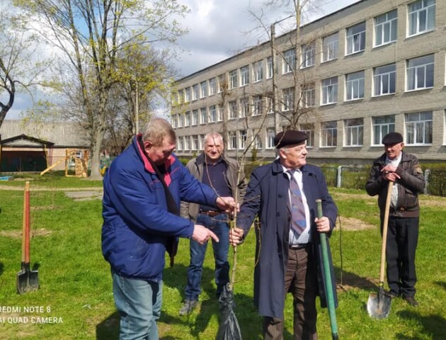 Ліквідатори ЧАЕС посадили фруктовий сад біля луцького дитсадка